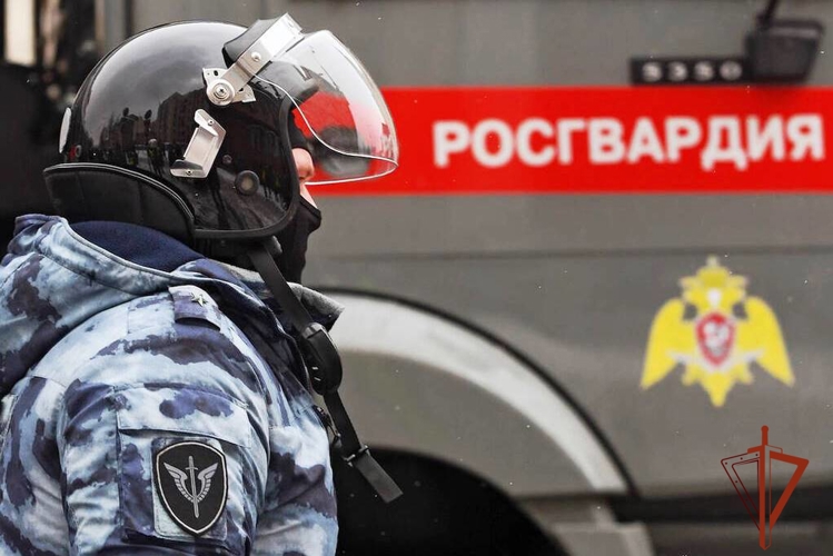 Алтайская Росгвардия обеспечила силовое сопровождение при ликвидации притона (видео)