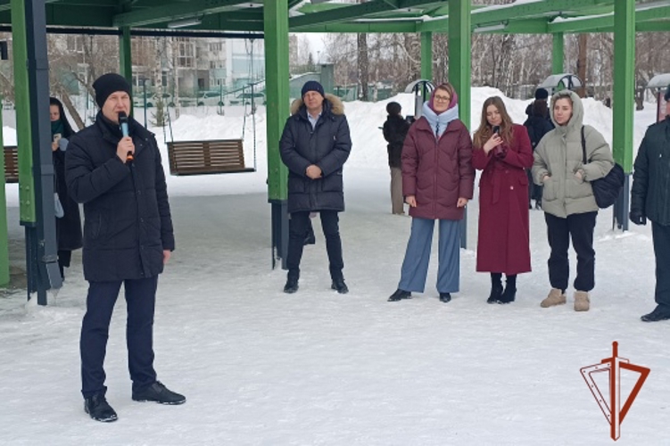 В Барнауле открылась выставка, посвященная сотрудникам Росгвардии и будущему России