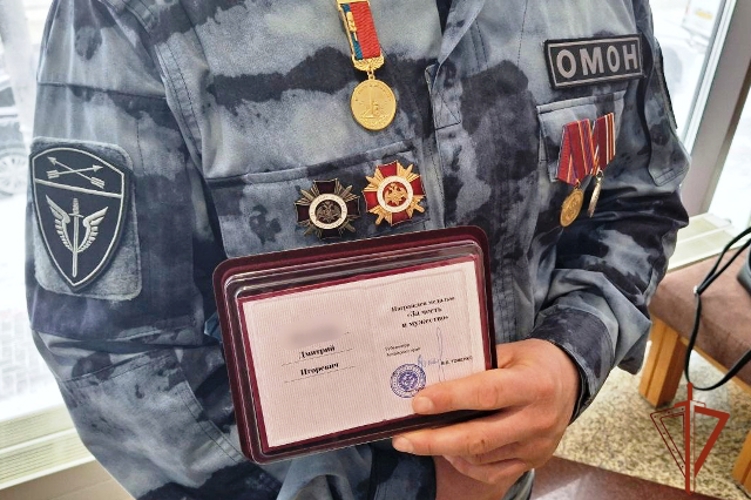Губернатор и Председатель АКЗС наградили своими правами алтайских росгвардейцев