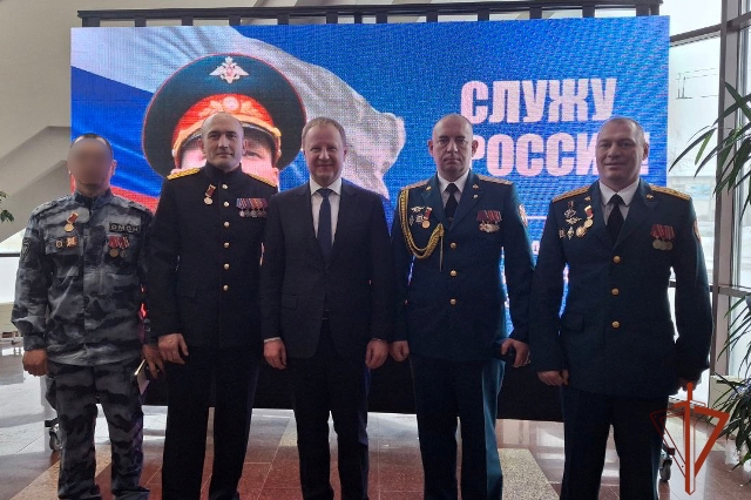 Губернатор и Председатель АКЗС наградили своими правами алтайских росгвардейцев