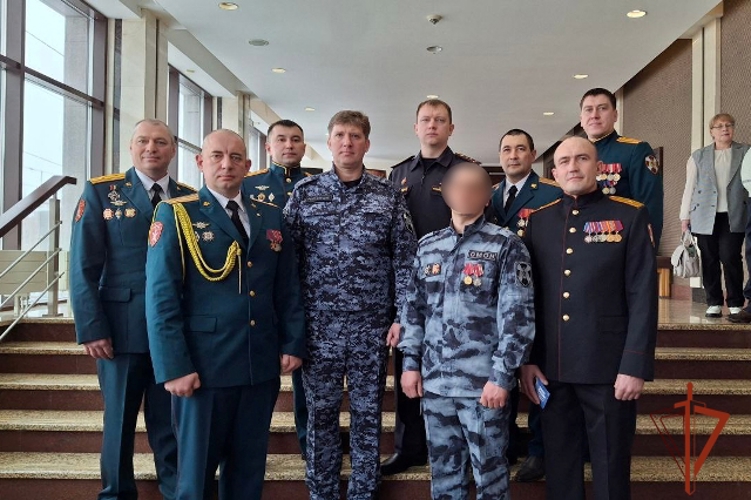 Губернатор и Председатель АКЗС наградили своими правами алтайских росгвардейцев