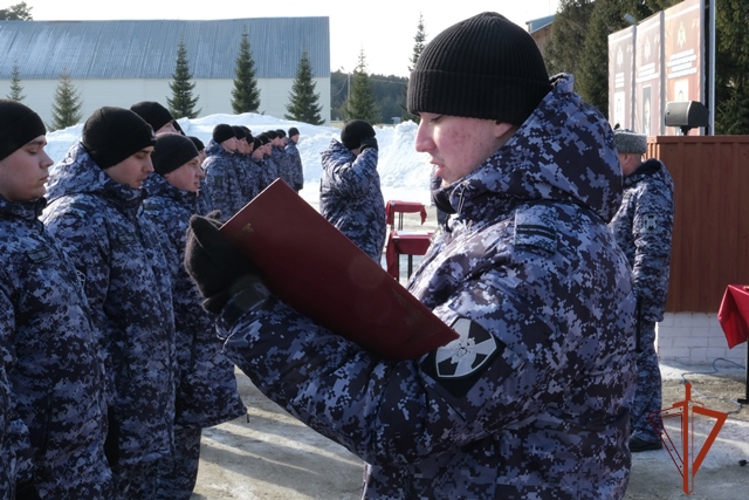 В год десятилетия Росгвардии 30 новых защитников присягнули на верность Родине в Алтайском крае