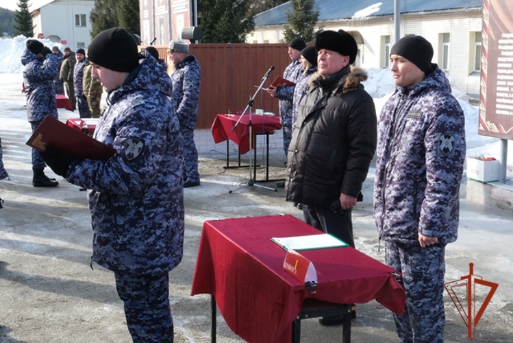 В год десятилетия Росгвардии 30 новых защитников присягнули на верность Родине в Алтайском крае