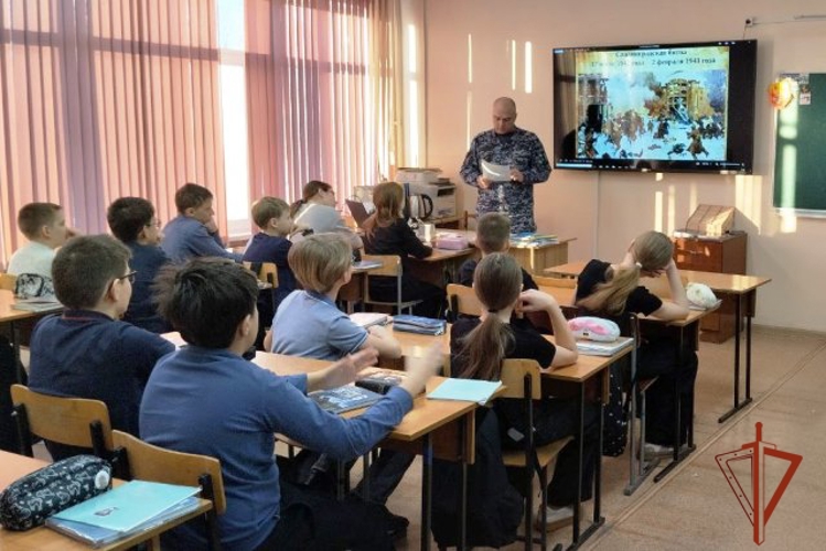 Росгвардия провела "Урок мужества", посвященный победе в Сталинградской битве