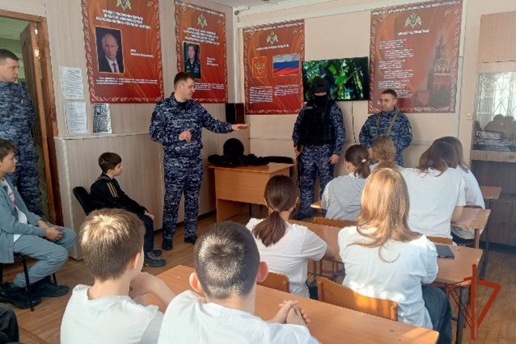 Алтайская Росгвардия организовала День открытых дверей с учащимися Топчихинской СОШ № 2