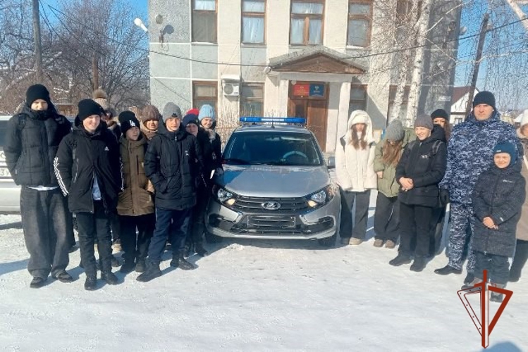 Алтайская Росгвардия организовала День открытых дверей с учащимися Топчихинской СОШ № 2
