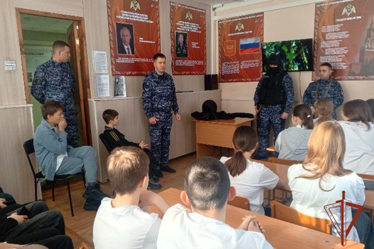 Алтайская Росгвардия организовала День открытых дверей с учащимися Топчихинской СОШ № 2