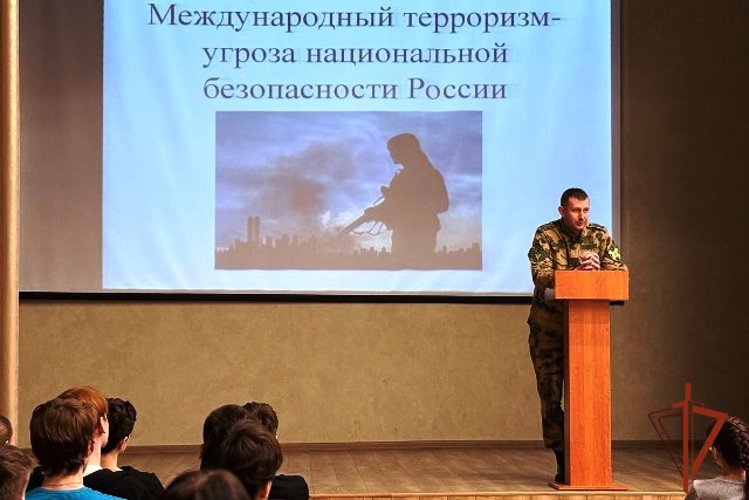 Сотрудники Росгвардии по Алтайскому краю провели Урок Мужества с учащимися СОШ № 113 города Барнаула