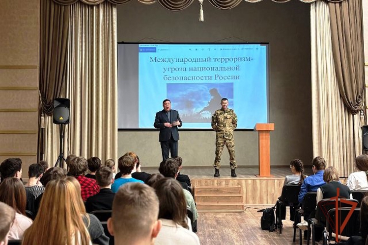 Сотрудники Росгвардии по Алтайскому краю провели Урок Мужества с учащимися СОШ № 113 города Барнаула