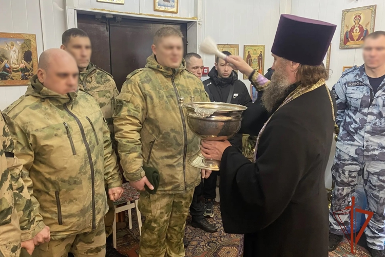 Сотрудники и военнослужащие Росгвардии приняли участие в молебне, приуроченном к юбилею ведомства