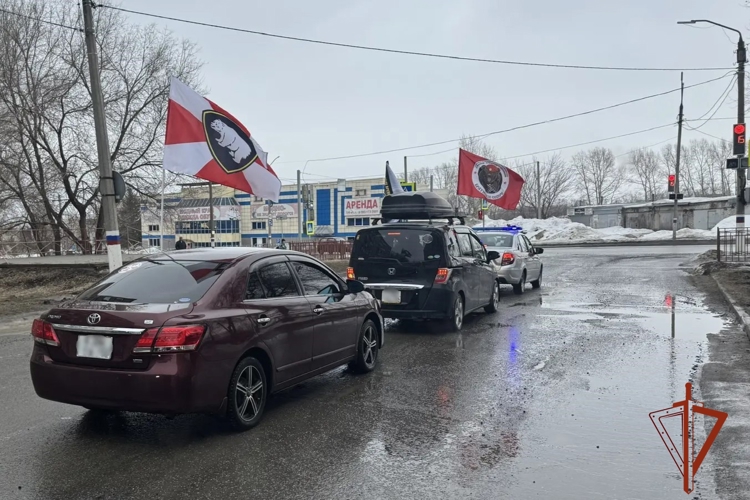Сотрудники алтайской Росгвардии почтили память героев в автопробеге, посвященном юбилею ведомства