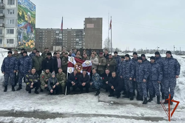 Сотрудники алтайской Росгвардии почтили память героев в автопробеге, посвященном юбилею ведомства