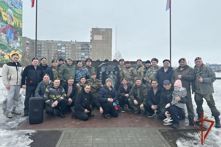 Сотрудники алтайской Росгвардии почтили память героев в автопробеге, посвященном юбилею ведомства