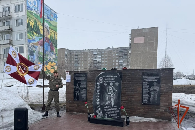 Сотрудники алтайской Росгвардии почтили память героев в автопробеге, посвященном юбилею ведомства