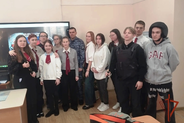 В Бийской школе прошла встреча с росгвардейцами