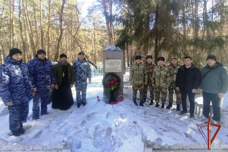 В Бийске прошли мероприятия в рамках празднования 10-летия со дня образования Росгвардии и 215-летия войск правопорядка