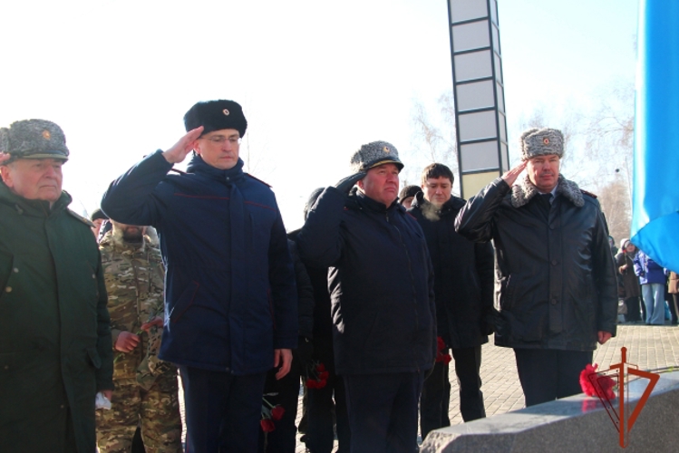 Руководитель алтайской Росгвардии почтил память героев 6-й роты ВДВ