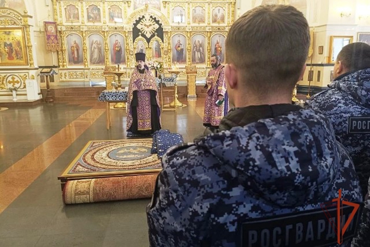 10-летие Росгвардии в Барнауле отметили молебном в Храме Святителя Дмитрия Ростовского