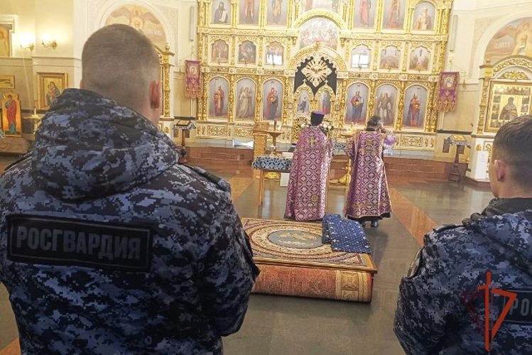 10-летие Росгвардии в Барнауле отметили молебном в Храме Святителя Дмитрия Ростовского
