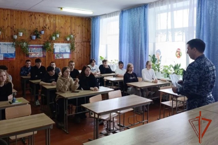 Сотрудники Росгвардии провели Уроки Мужества в честь юбилея ведомства 