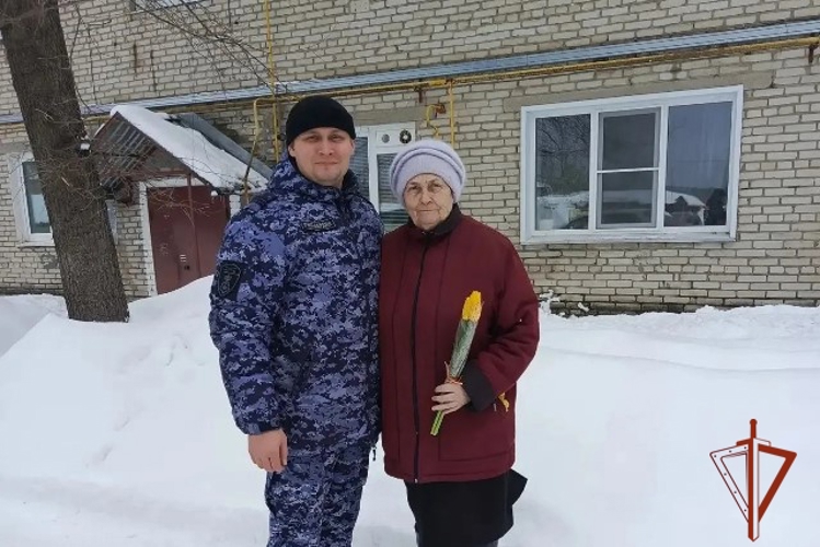 Алтайские росгвардецы поздравили маму Героя России