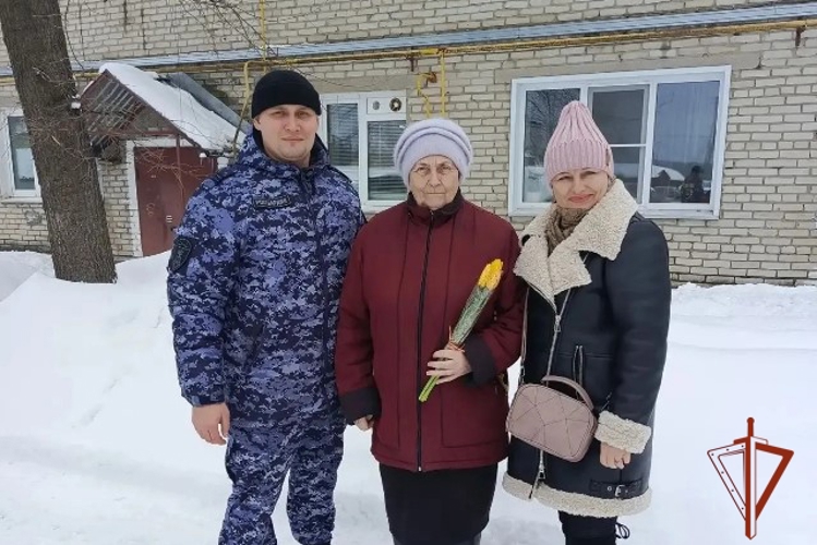 Алтайские росгвардецы поздравили маму Героя России