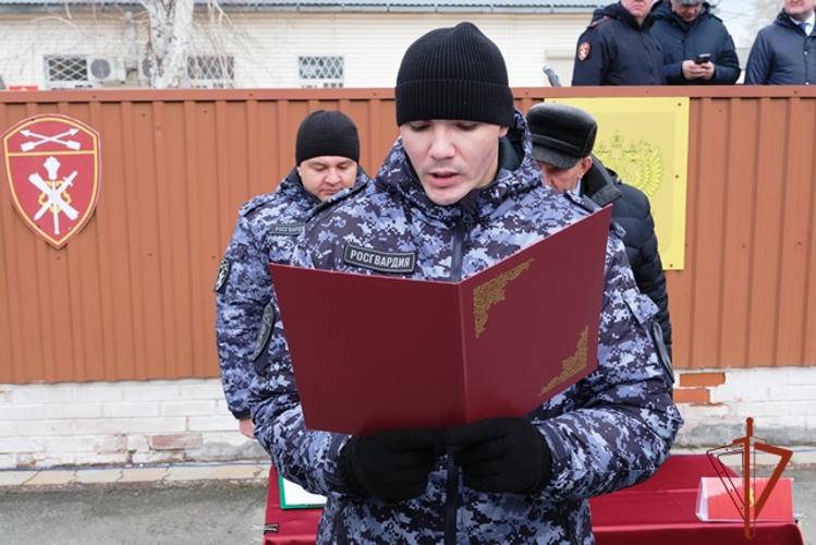 В Алтайском крае, накануне юбилея ведомства, росгвардейцы присягнули на верность Родине 