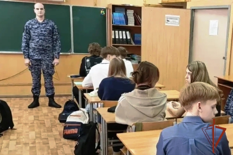 Новоалтайские росгвардейцы провели урок мужества