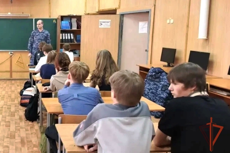 Новоалтайские росгвардейцы провели урок мужества
