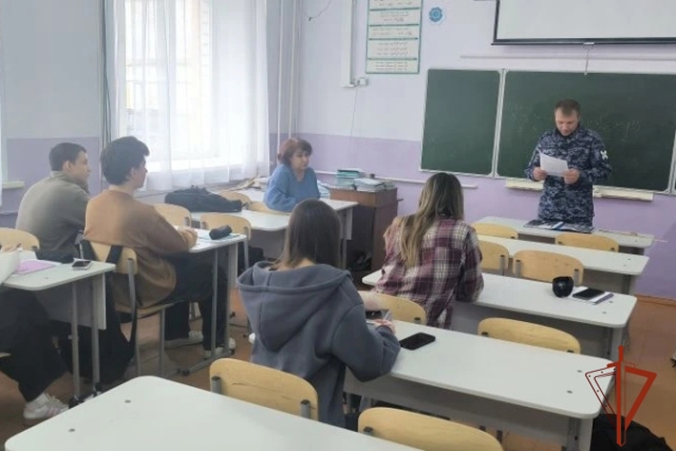 В Алейске состоялся познавательный «Урок Мужества», посвященный 10-летию Росгвардии