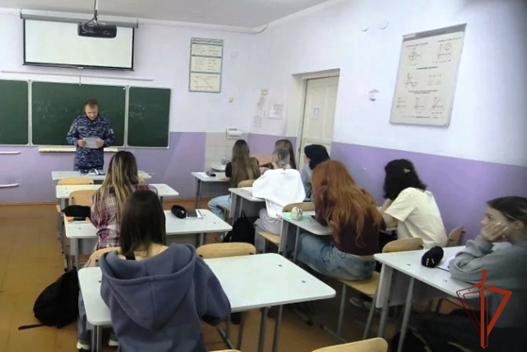 В Алейске состоялся познавательный «Урок Мужества», посвященный 10-летию Росгвардии