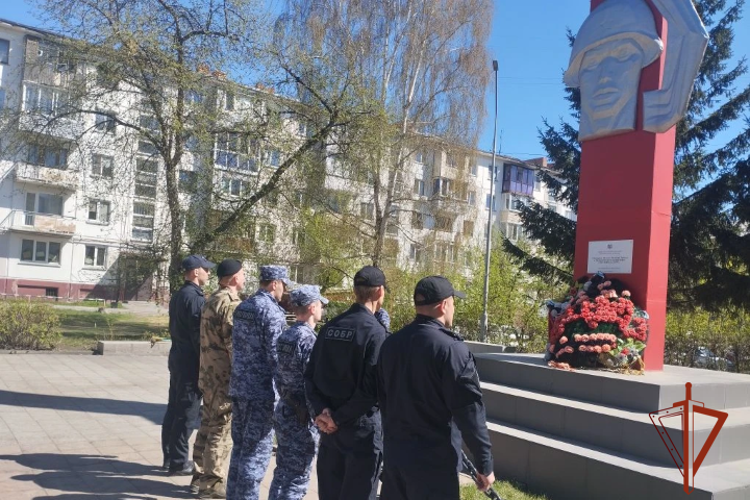 Росгвардейцы города Бийска привели в порядок памятник «Воинам - освободителям»