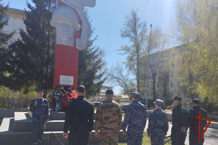 Росгвардейцы города Бийска привели в порядок памятник «Воинам - освободителям»