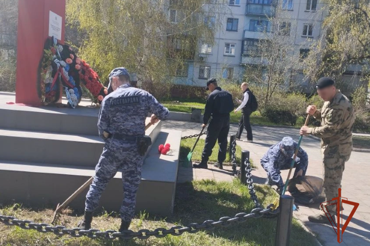 Росгвардейцы города Бийска привели в порядок памятник «Воинам - освободителям»