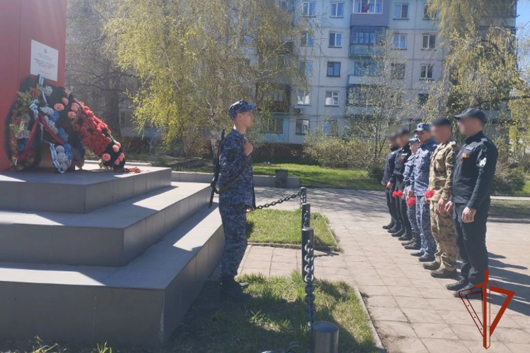 Росгвардейцы города Бийска привели в порядок памятник «Воинам - освободителям»