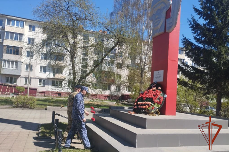 Росгвардейцы города Бийска привели в порядок памятник «Воинам - освободителям»