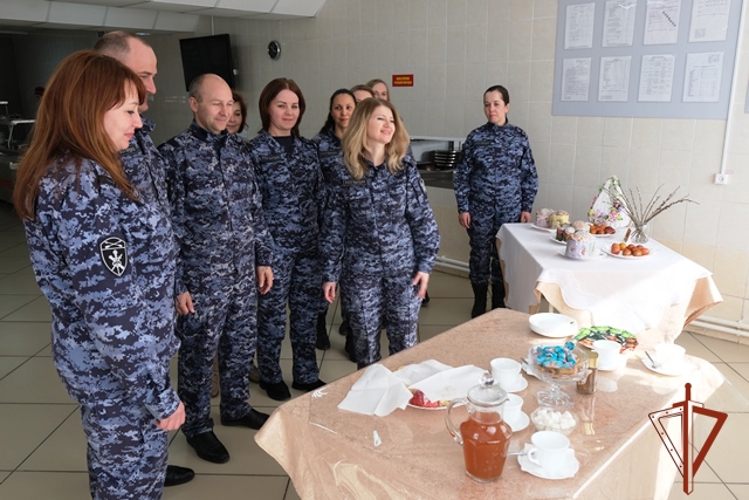 Священнослужитель посетил Управление Росгвардии по Алтайскому краю