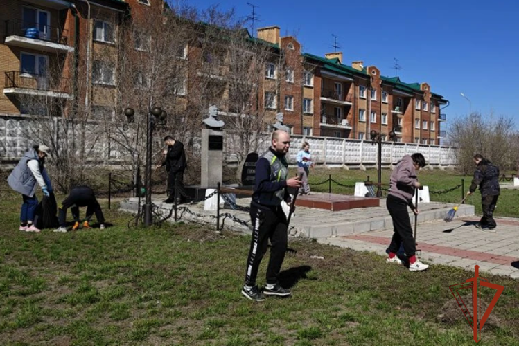 Росгвардейцы Кулунды привели в порядок территорию у бюста Героя России капитана Григория Ширяева