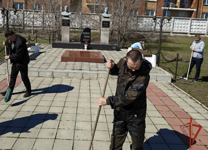 Росгвардейцы Кулунды привели в порядок территорию у бюста Героя России капитана Григория Ширяева