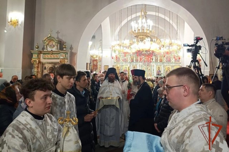 Росгвардия Алтайского края обеспечила безопасность верующих в Пасхальную ночь