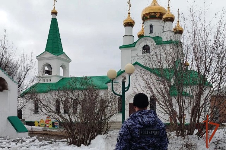 Росгвардия Алтайского края обеспечила безопасность верующих в Пасхальную ночь