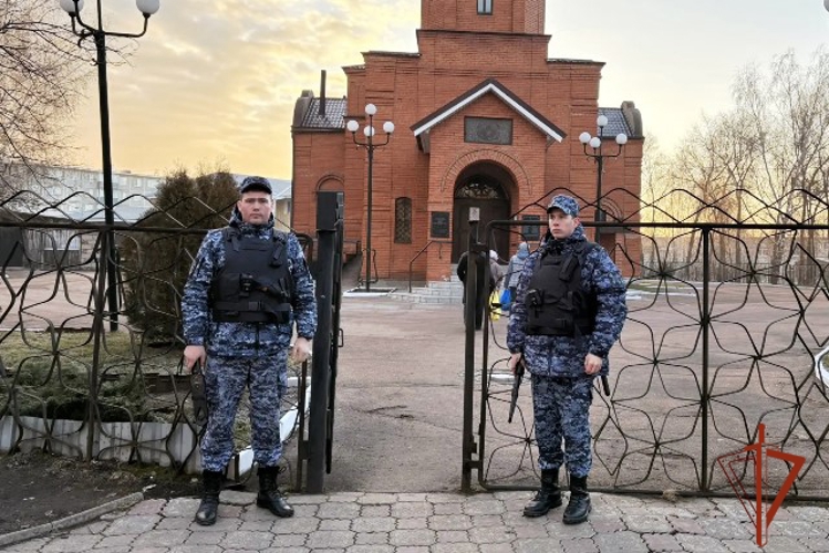Росгвардия Алтайского края обеспечила безопасность верующих в Пасхальную ночь