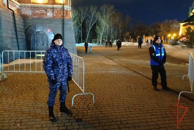 Росгвардия Алтайского края обеспечила безопасность верующих в Пасхальную ночь