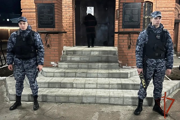 Росгвардия Алтайского края обеспечила безопасность верующих в Пасхальную ночь