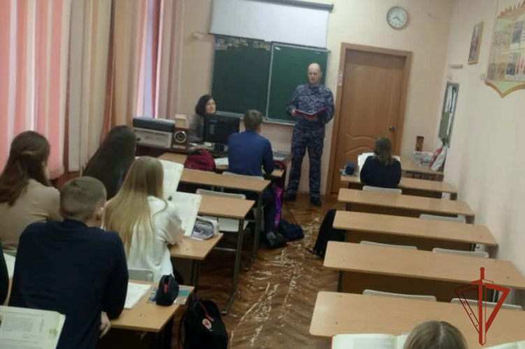В Славгороде Росгвардейцы провели Урок Мужества, посвященный юбилею ведомства