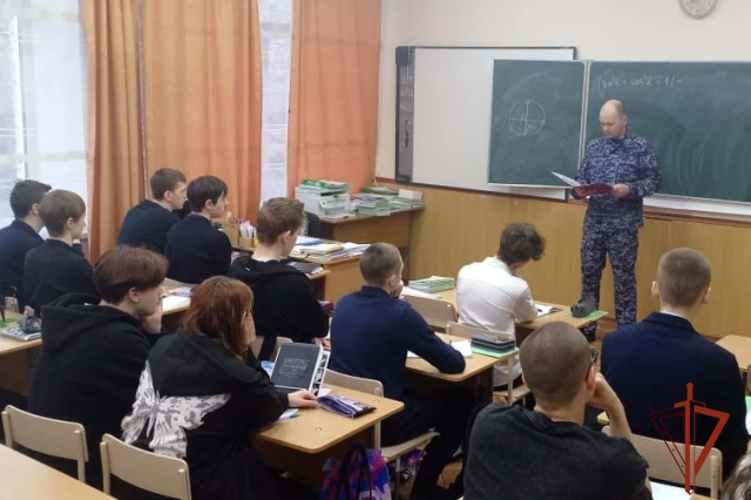 В Славгороде Росгвардейцы провели Урок Мужества, посвященный юбилею ведомства