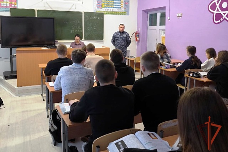 Алейские «разрешители» провели Урок Мужества, посвященный юбилею Росгвардии