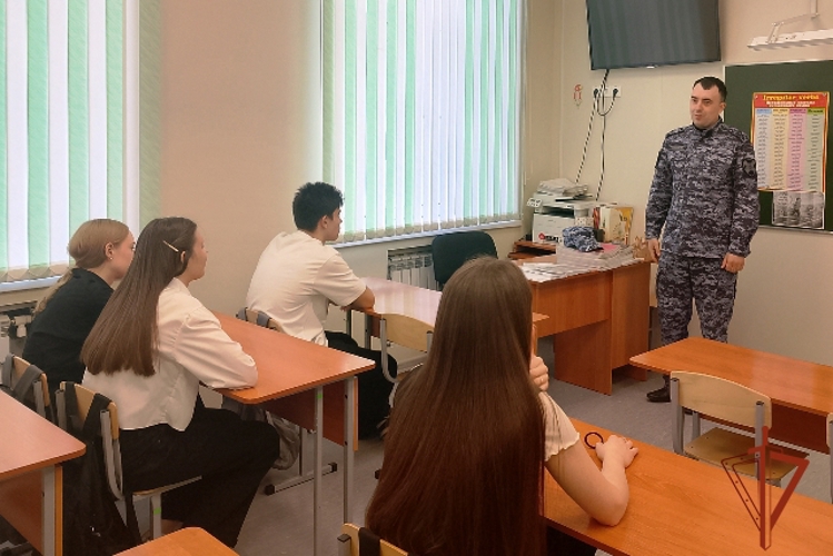 Сотрудники алтайской Росгвардии провели «Уроки мужества», приуроченные к юбилею ведомства