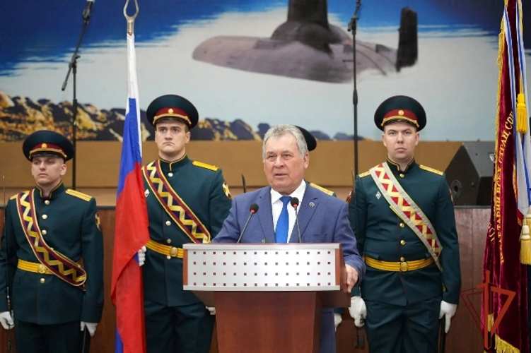 Бийские росгвардейцы поздравили почетного гражданина Алтайского края