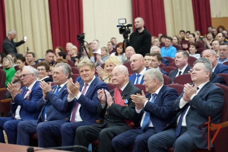 Бийские росгвардейцы поздравили почетного гражданина Алтайского края